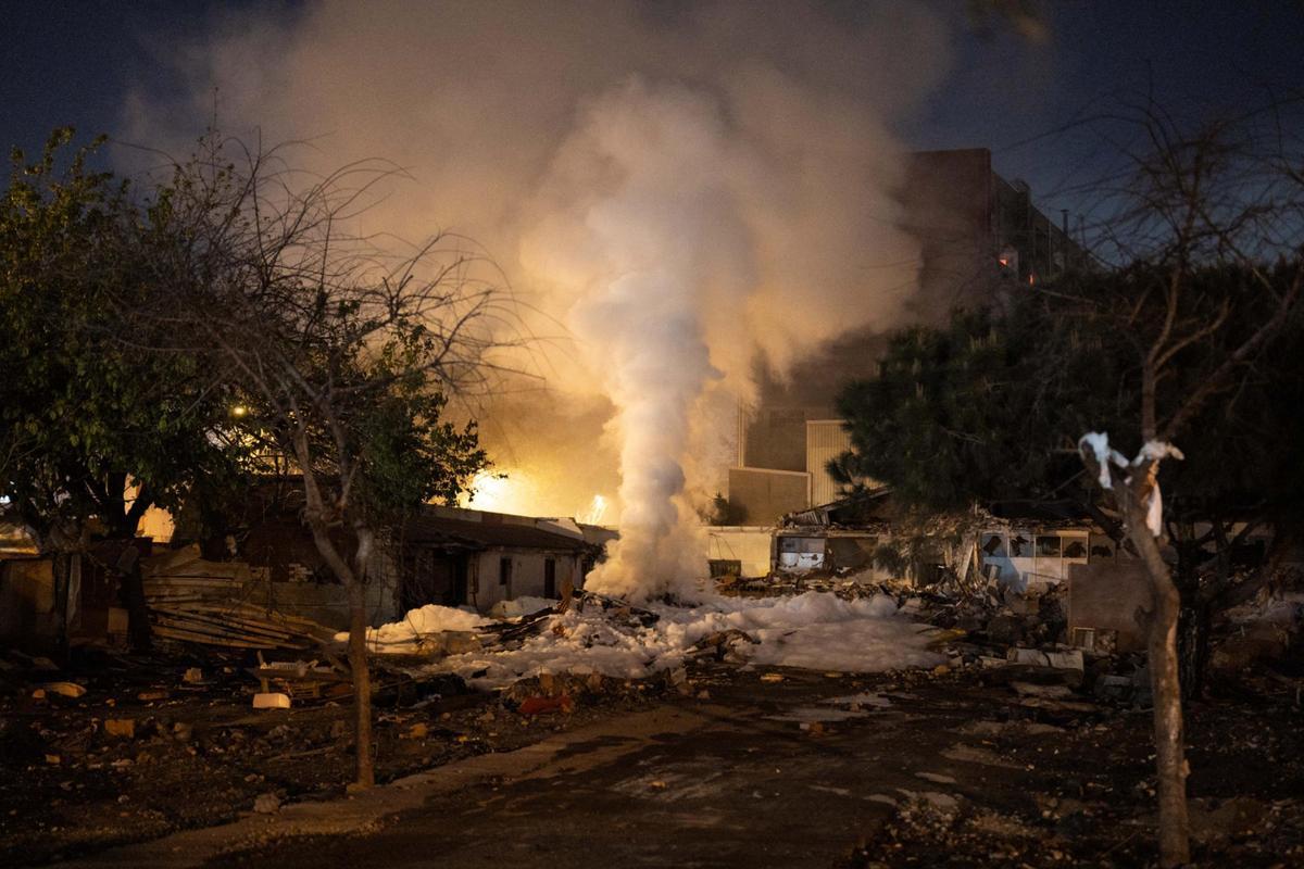 Un incendi crema runam durant hores al recinte de l’antic institut B9 de Badalona
