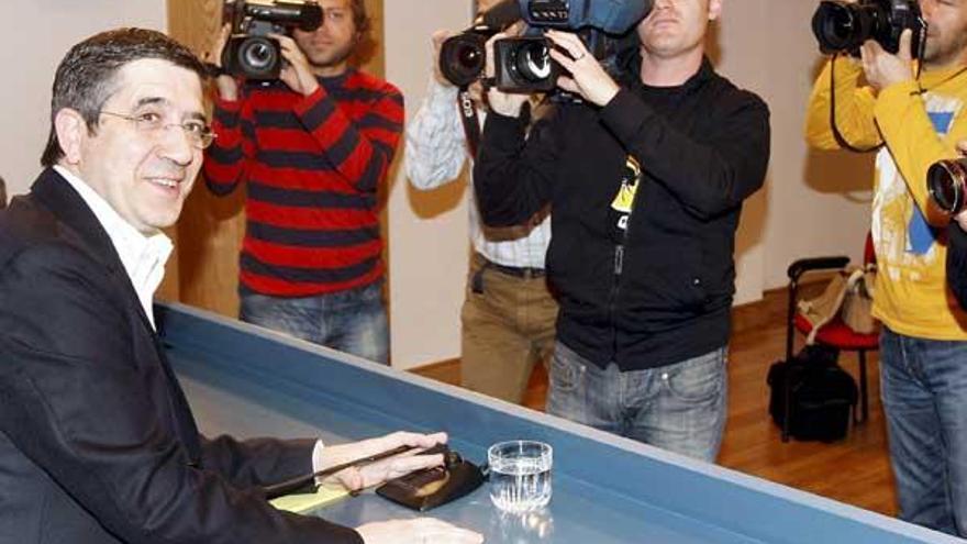 El candidato a Lehendakari, Patxi López, durante la conferencia de prensa en Bilbao.