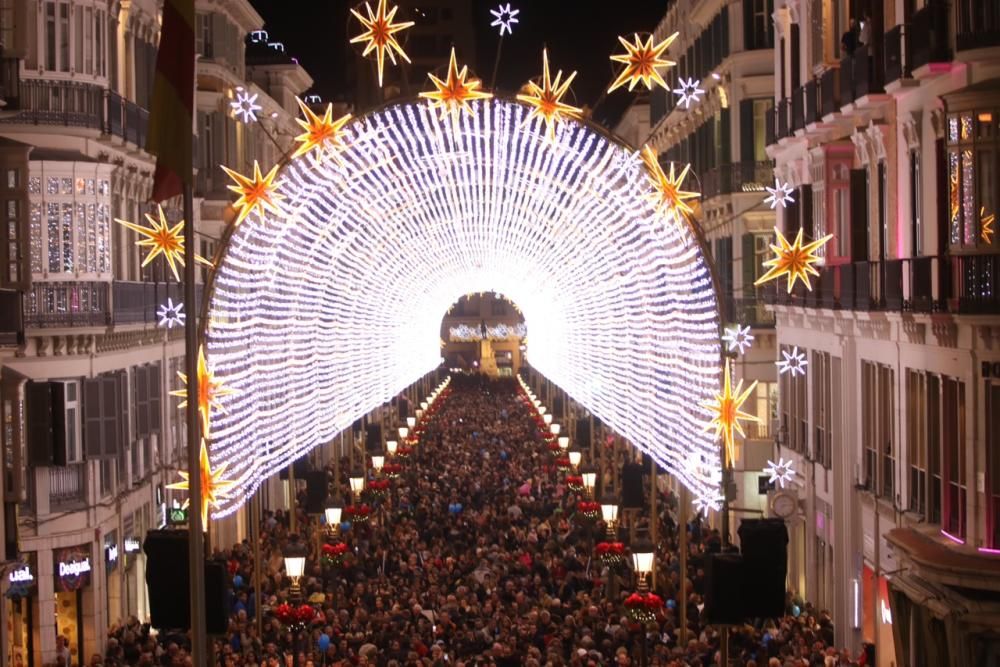 Un espectáculo de luz y sonido, actuaciones infantiles y un concierto de Siempre Así han dado la bienvenida a las fiestas en el Centro de Málaga