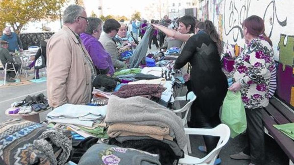 Mercadillo mensual 8Un grupo de personas observa la mercancía expuesta cada último jueves de mes.