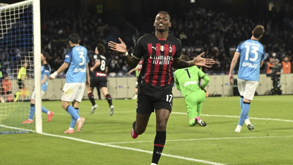 Rafael Leao, delantero del Milan, celebrando un gol contra el Nápoles