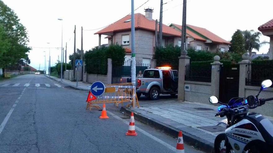 Protección Civil y la Policía Local señalizaron ayer la zona tras localizarse el socavón. // FdV