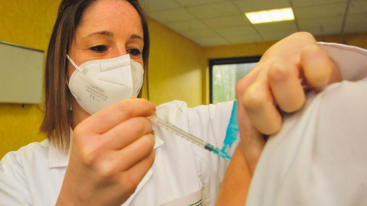 Una trabajadora sanitaria administra una vacuna en Villagarcía