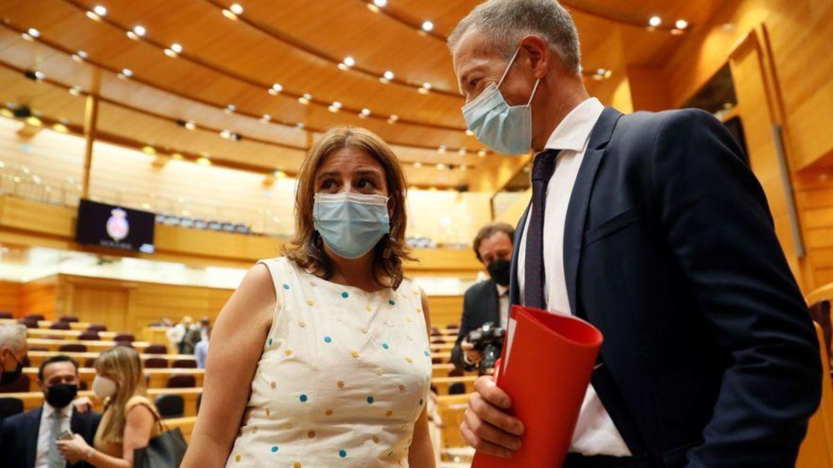 Ander Gil, ya exportavoz socialista en el Senado, recibe la felicitación de la vicesecretaria general del PSOE, Adriana Lastra.