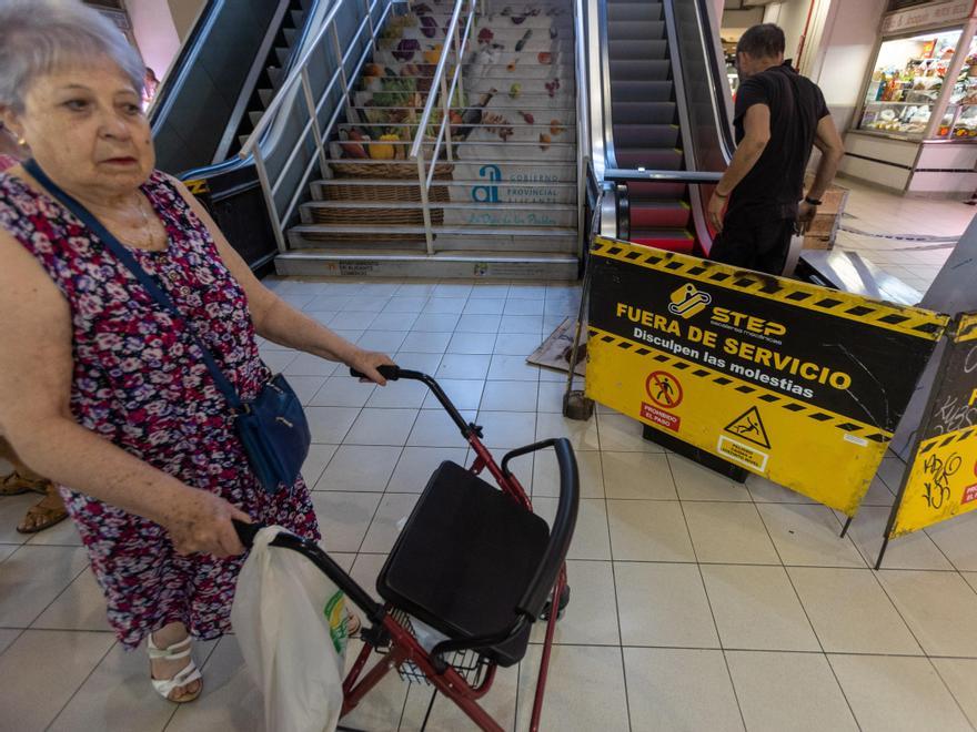 Una usuaria para por delante de las escaleras, que están en obras