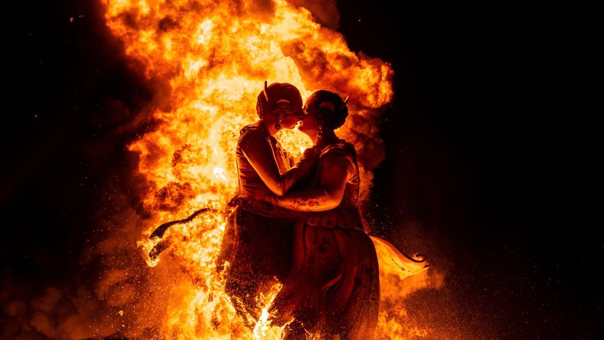 Así ardieron los monumentos más icónicos de las fallas del COVID