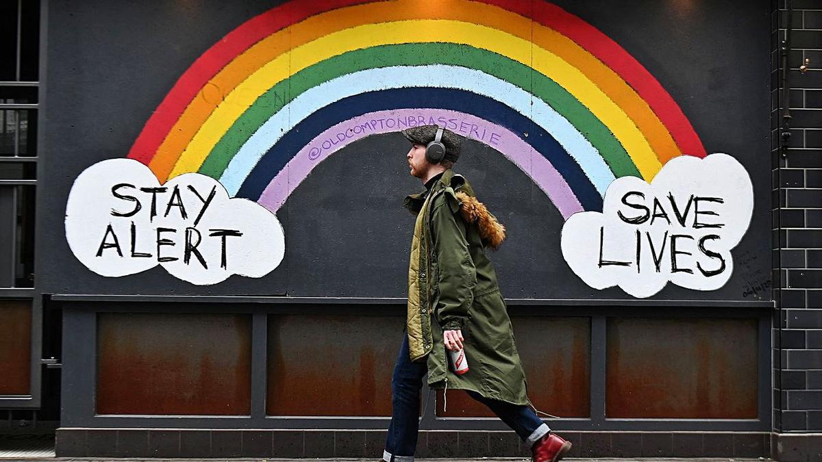 Un transeúnte pasa junto a un mural de homenaje a los sanitarios en el Soho de Londres, ayer. |   // ANDY RAIN