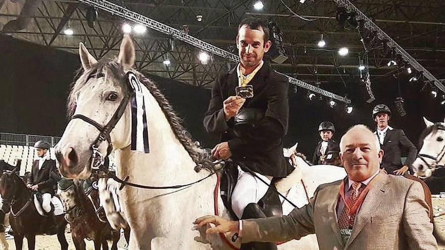 César Mañanes con su caballo Vilorto Damasco tras su triunfo en el III Campeonato del Mundo, en Sevilla.