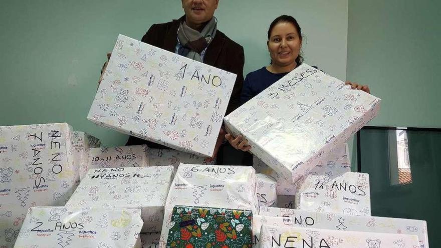 Presentes con misión solidaria en Vila de Cruces   |  La Asociación de Mulleres de Oirós organizo el 18 de diciembre una comida solidaria en el que recaudaron 900 euros. Con ese dinero el colectivo compró juguetes para los niños de la localidad. El Concello fue el encargado de entregar el listado a la asociación para conocer el número y las edades de los pequeños. Todos estos regalos serán repartidos hoy por la mañana para que los padres de los niños se lo entreguen. Asimismo la administración local agradece a la iniciativa de la Asociación de Mulleres de Oirós, así como también a todas las personas y empresas que participaron en esa comida solidaria, tales como la Carnicería Mariño y la Panadería O Corpiño.