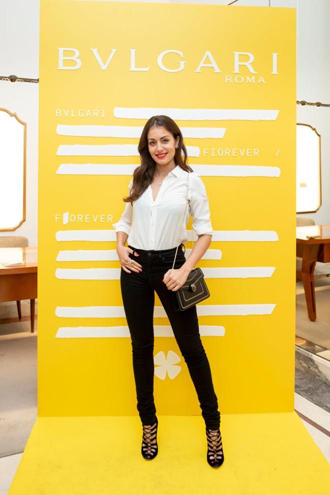 Hiba Abouk con pantalones vaqueros en negro y camisa blanca en 'Los Martes del Arte' de Bvlgari