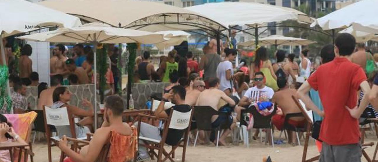 Costas obliga a los chiringuitos de Gandia a retirar las pérgolas que utilizan para dar sombra