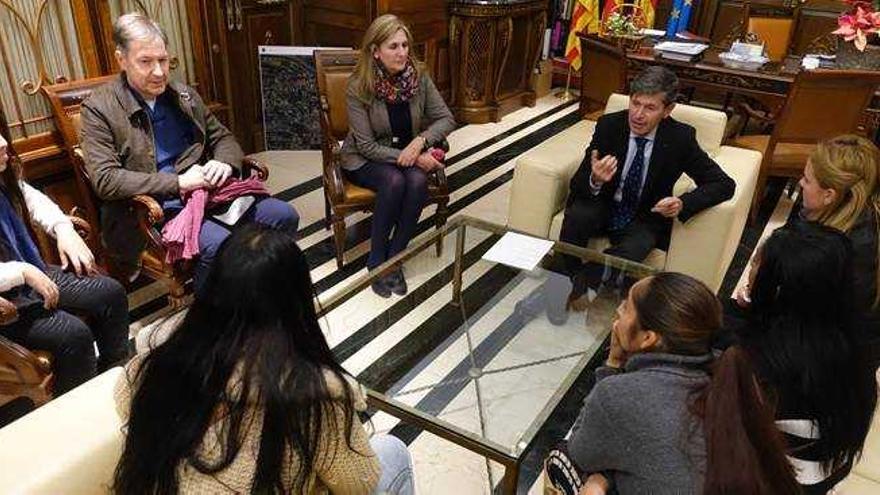 El ayuntamiento cede cuatro pisos sociales a familias sin recursos