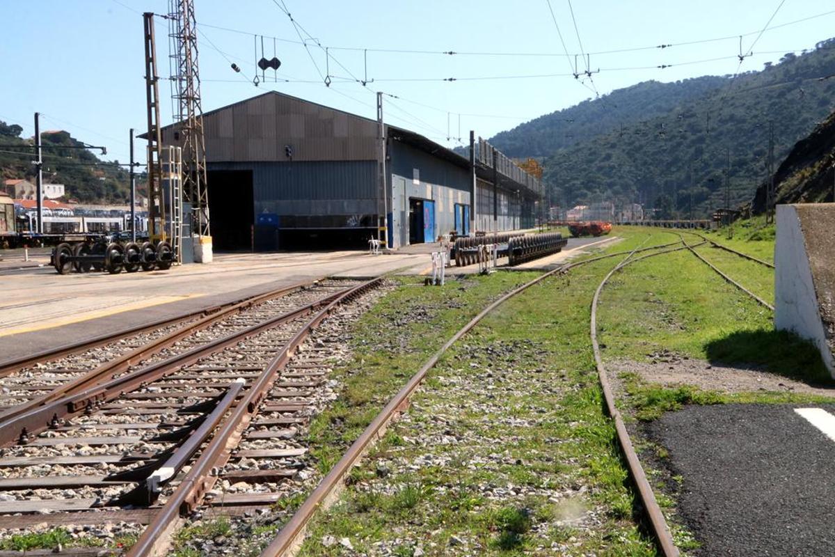 L'ample de via internacional i l'edifici on es fa l'intercanvi d'eixos a Cervera