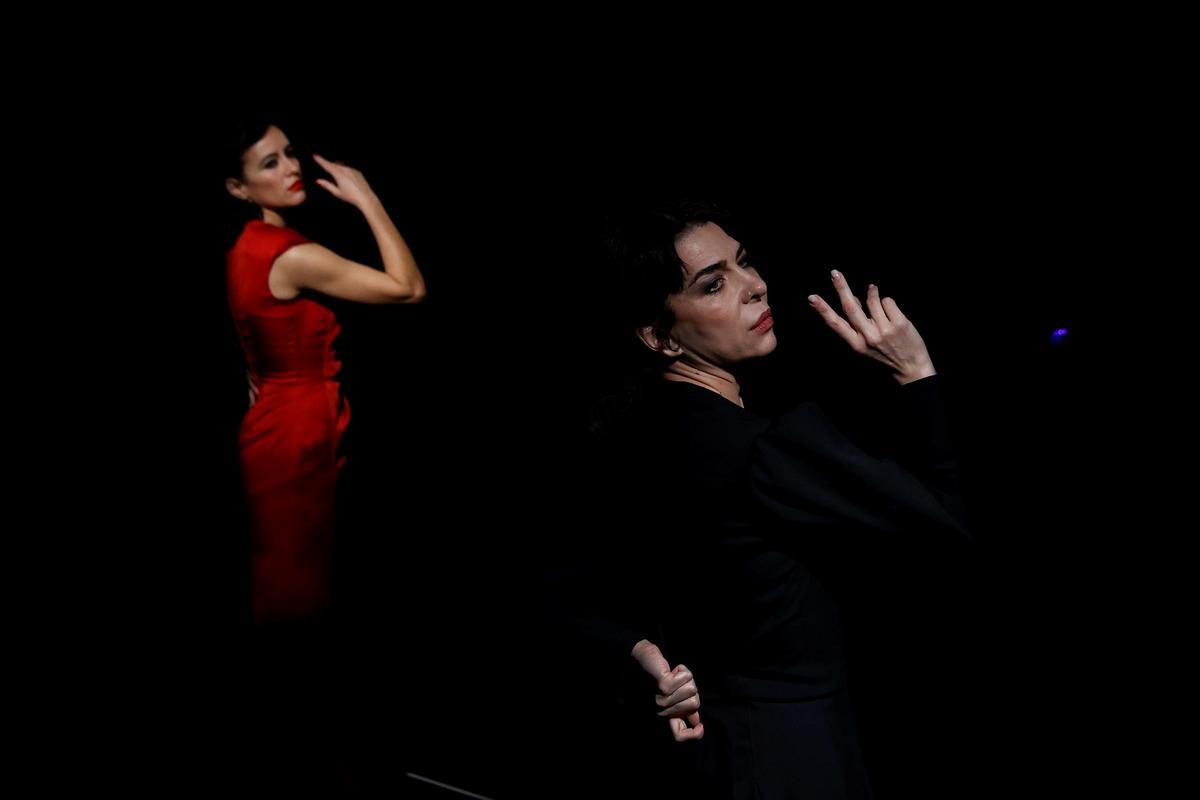 En primer plano, Alicia Montesquiu, que interpreta a una de las hermanas de Manolete.