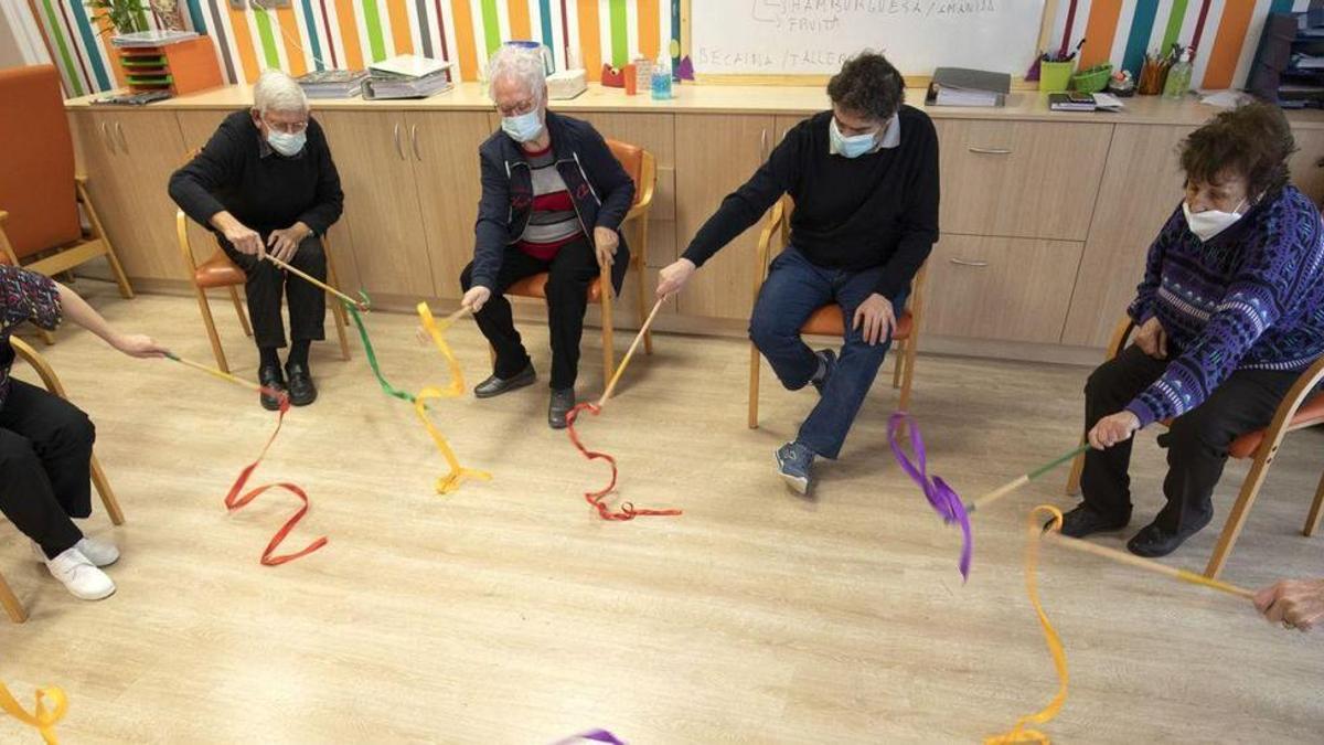 Actividad en un centro de personas con alzhéimer.