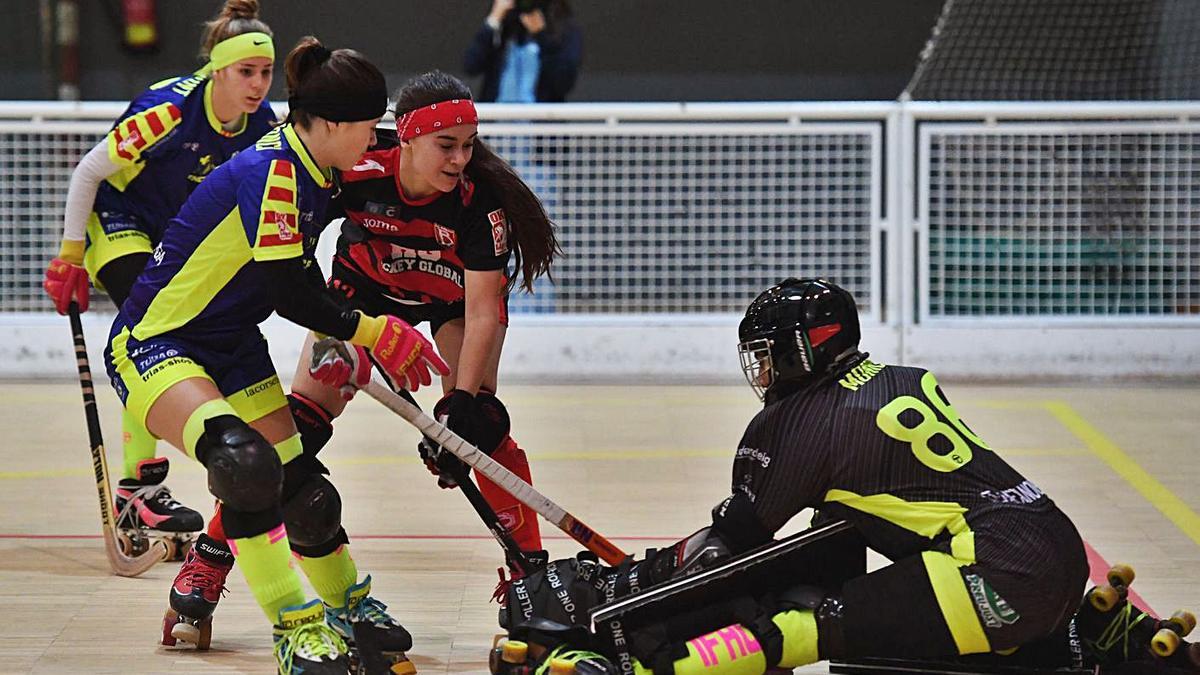 Lara Yáñez, del Borbolla, en el partido contra el Igualada. |  // CARLOS PARDELLAS