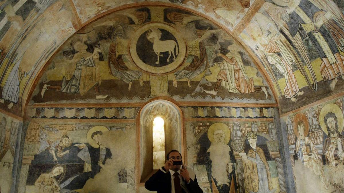 Un visitante del Museo del Prado observa las pinturas murales de la ermita de Vera Cruz, que datan del siglo XII.