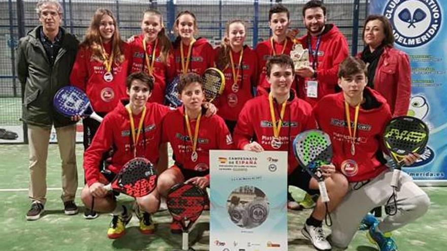 Jugadores y técnicos del Fit Point posan tras ganar el título.