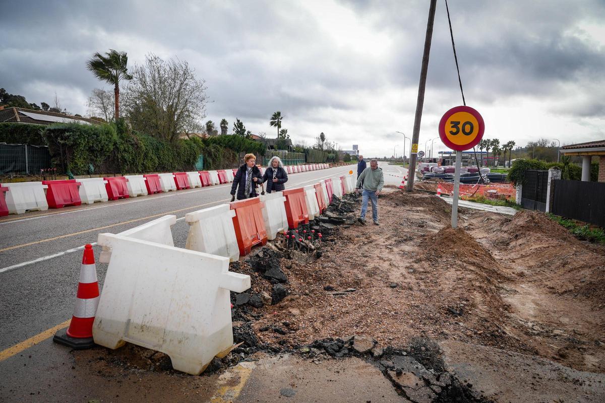 Las obras obligan a que los vecinos tengan que caminar por la calzada para evitar el barro.