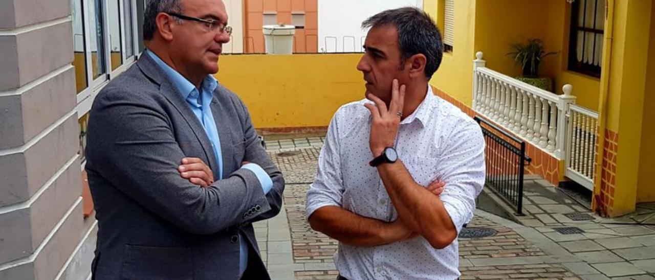 Anselmo Pestana (i) habla con Francisco Paz (d).