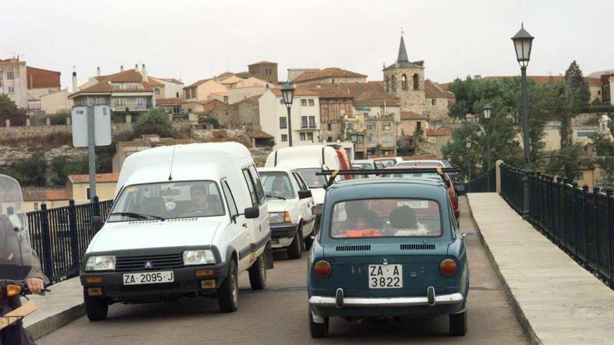 Puente de Piedra con tráfico en 1999.