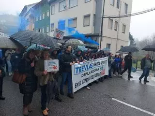 En imágenes: Una multitud reclama en Trevías (Valdés) un cambio de ubicación para la depuradora