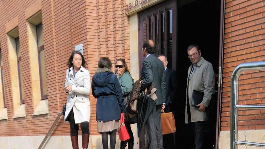 Ana Presa, en el centro (con gafas), sale del Juzgado flanqueada por sus abogados y los de la empresa.