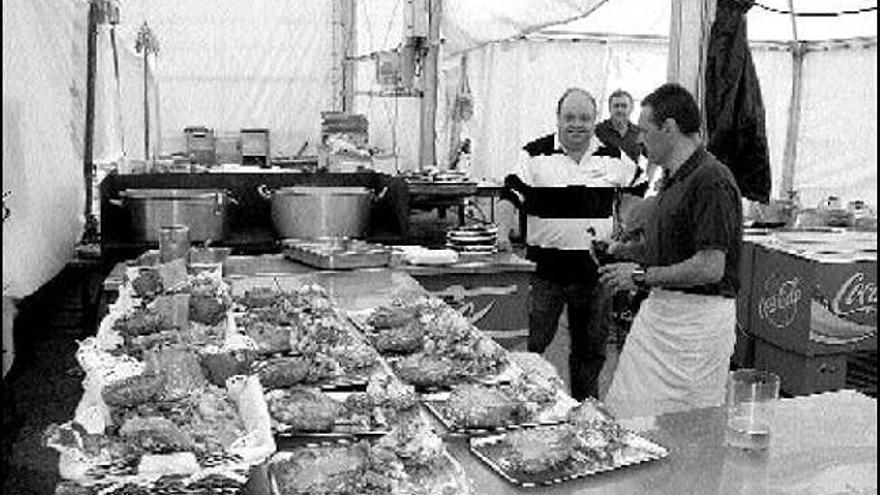 Los cocineros preparando el marisco en Candás.