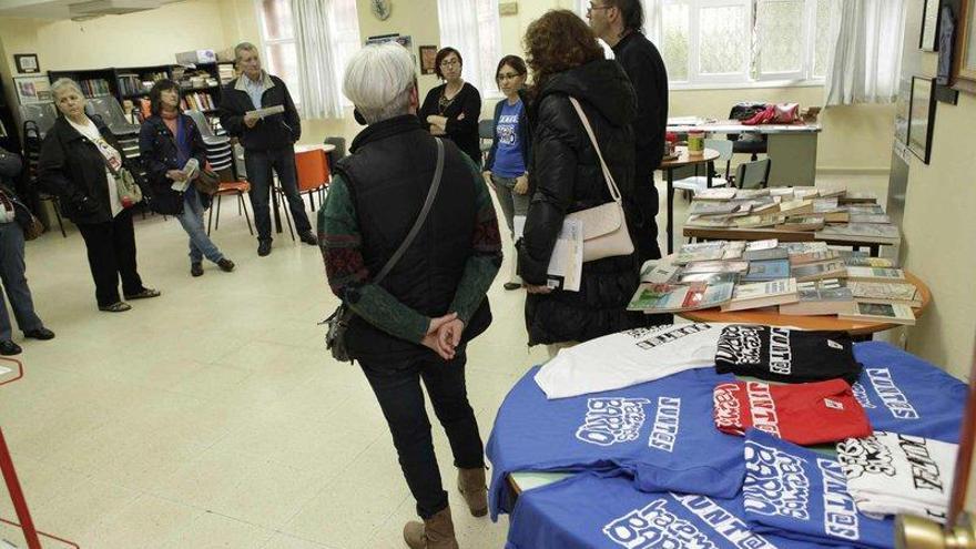 Responsables de asociaciones de Nuevo Gijón, ayer, durante la presentación de la semana cultural.