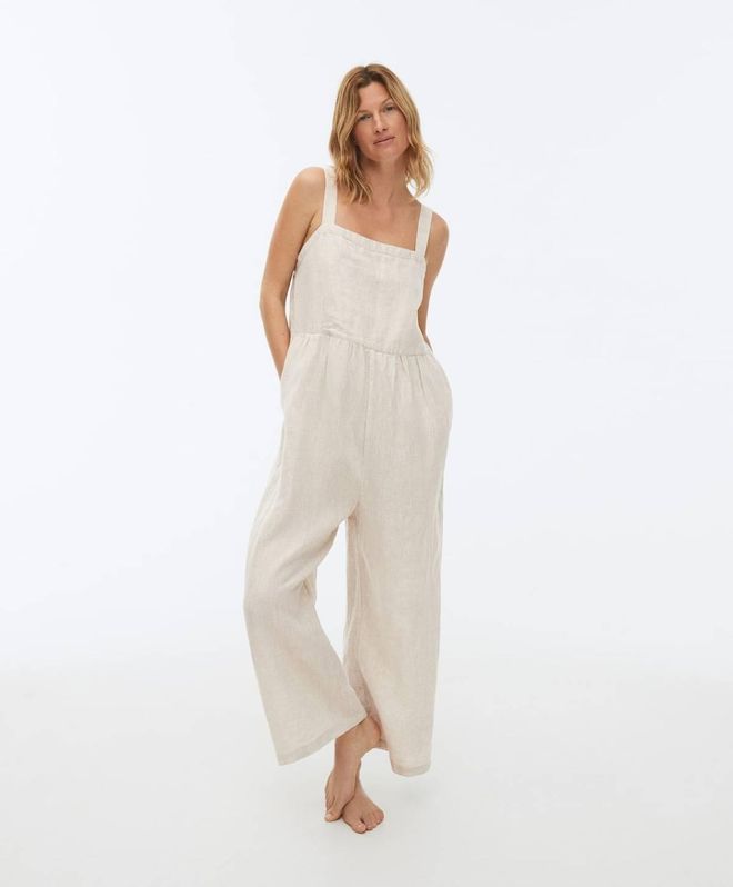 Mono de lino en color blanco roto, de Oysho