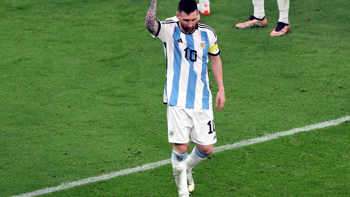 Messi levanta el puño para celebrar el pase de Argentina