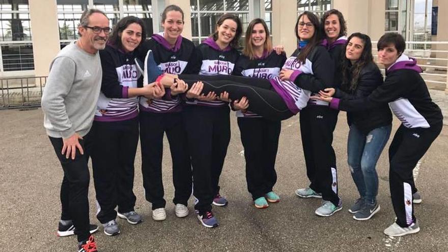 Jugadoras y técnico del Muro Basket Academy.