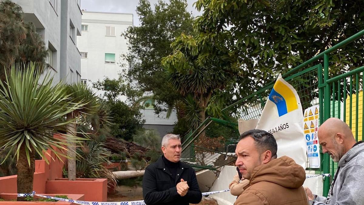 El árbol caído y el muro roto.