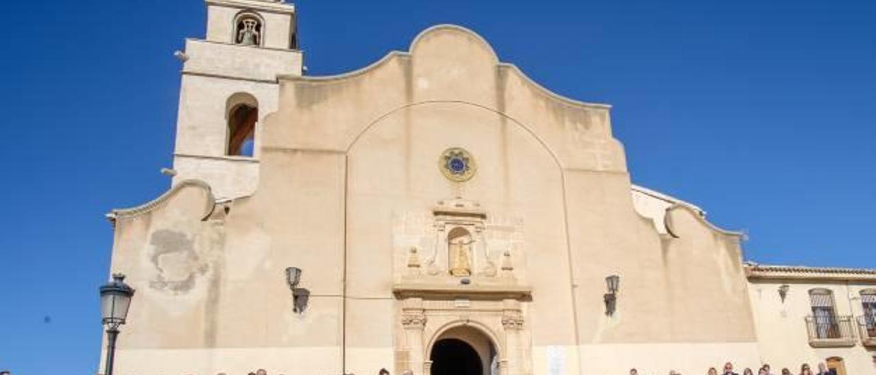 La fachada principal del templo parroquial de Santa María de Monforte del Cid.