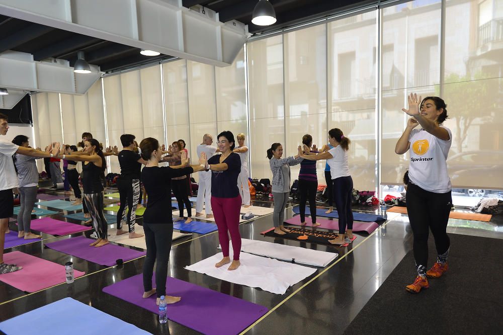 El yoga toma el Centro de Congresos de Elche