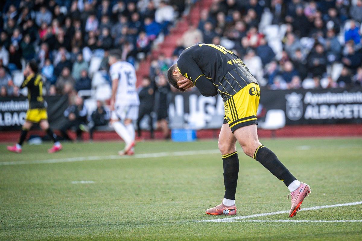 Bakis se lamenta tras fallar una clara ocasión en Albacete.
