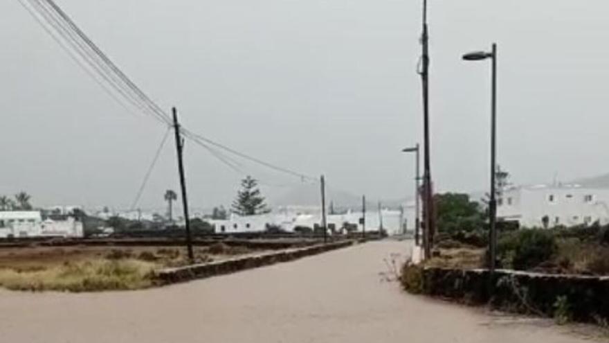 El agua de lluvia corre por el Barranco de Mala (Haría)