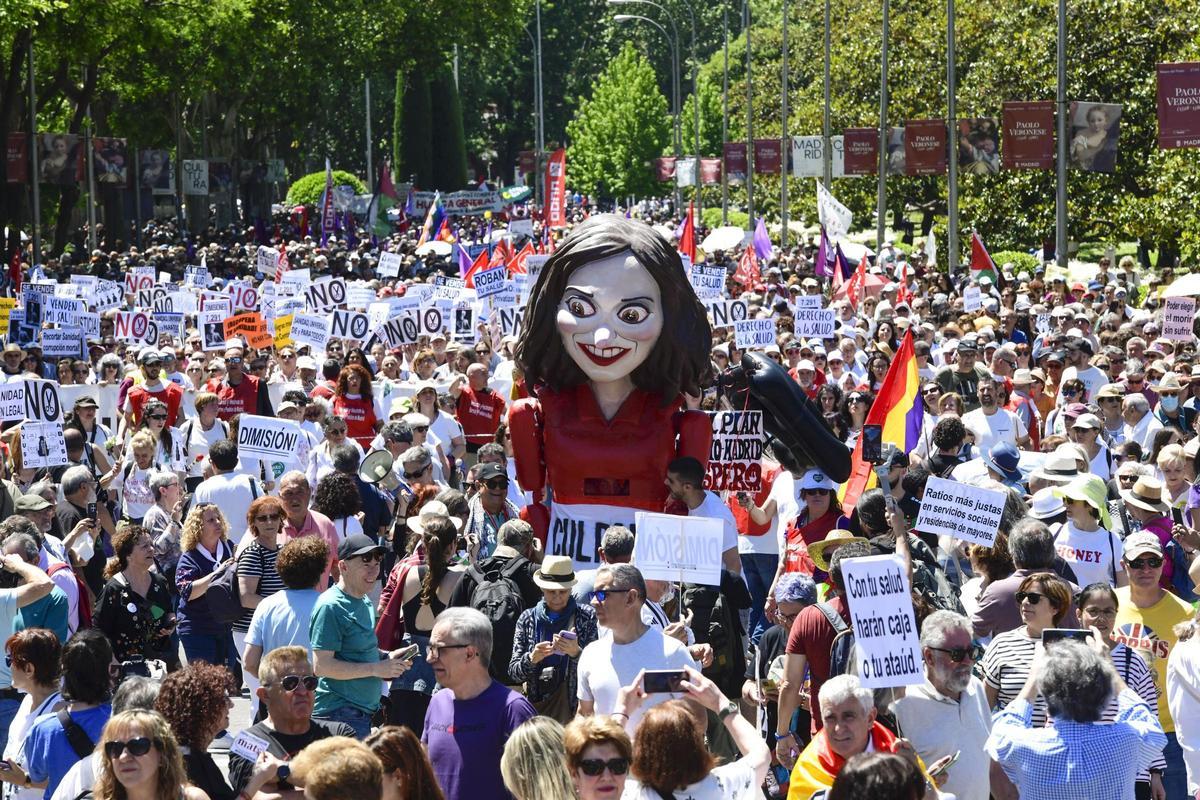 Manifestación que el colectivo 'Vecinas y vecinos de los barrios y pueblos de Madrid' ha convocado este domingo bajo el lema 'Salvemos nuestra sanidad pública', para defender una sanidad 100 % pública y para protestar contra los recortes.