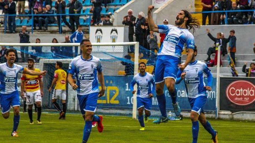 Mariano Sanz, ayer, celebra con efusividad la consecución del tercer tanto que dejaba el choque visto para sentencia.