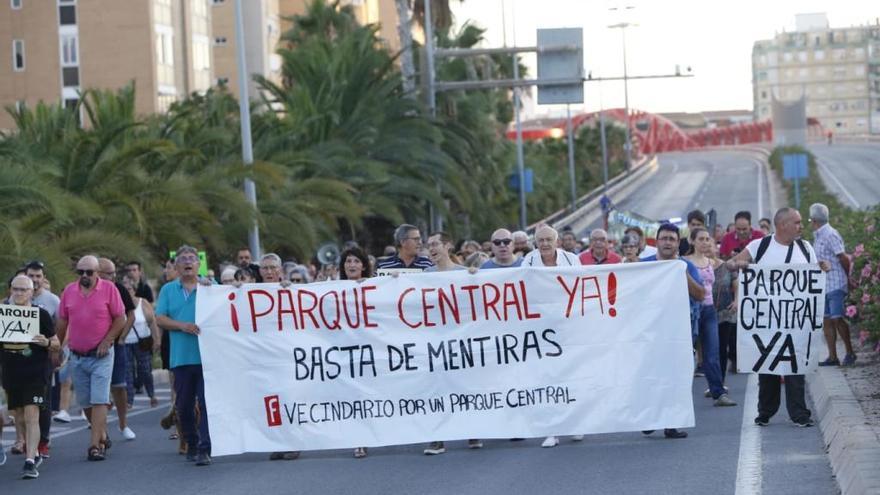 El alcalde firma la adenda para reactivar la construcción del Parque Central de Alicante