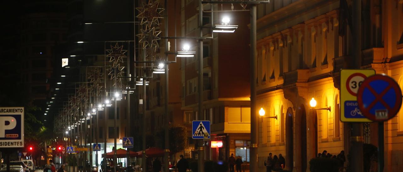 Contraste de iluminación blanca y cálida en la Avenida Jaume I de Castelló.