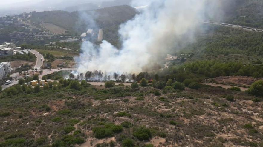 Medios aéreos y terrestres intentan controlar un incendio forestal en la Renegá de Oropesa