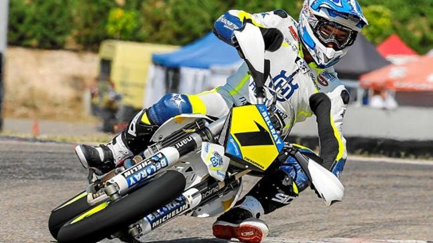 Cucharrera amb la seva Husqvarna al circuit de Kotarr