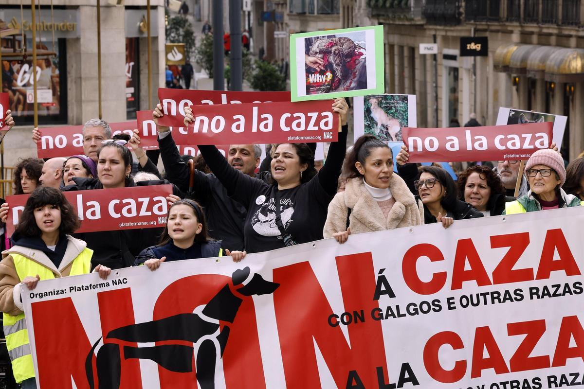 Cientos de personas se manifiestan en Vigo contra la caza