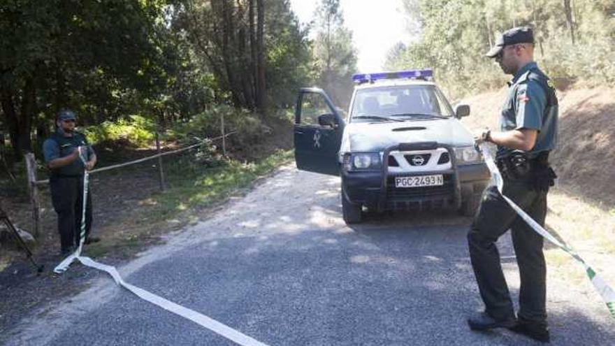 Dos agentes de la Guardia Civil, en la zona donde apareció el cadáver de la menor. / oscar corral