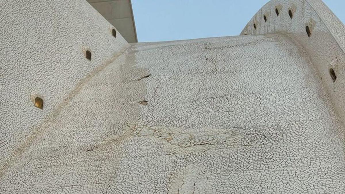 Estas imágenes tomadas ayer tarde muestran algunos de los defectos, visibles a simple vista, del revestimiento del Auditorio que se deben reparar. e.d.