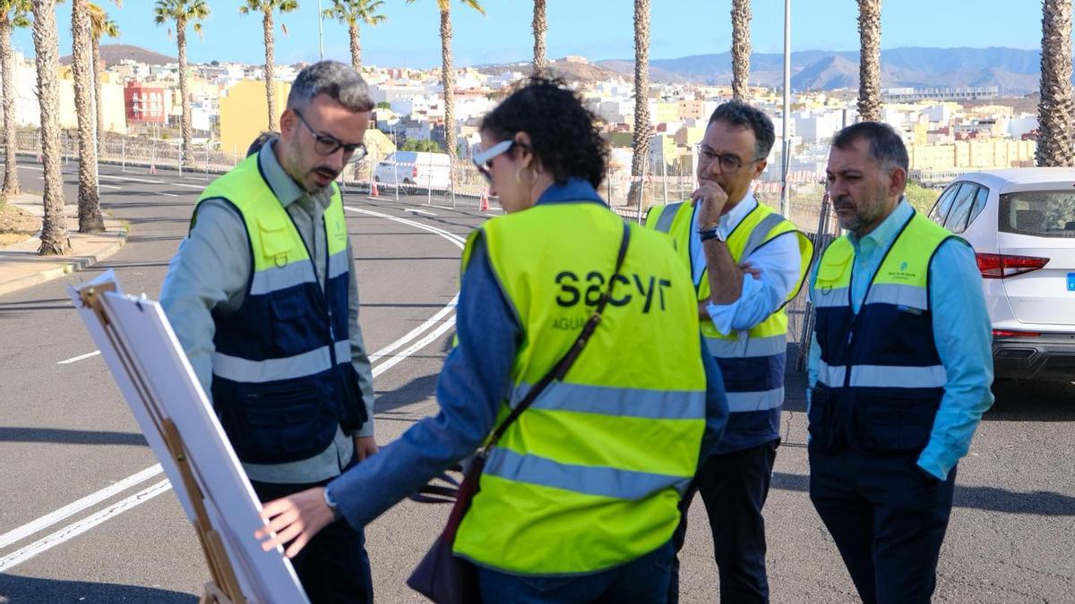 Javier Rivero, Carlos Tarife y José Manuel Bermúdez visitan la obra de la nueva estación de bombeo.
