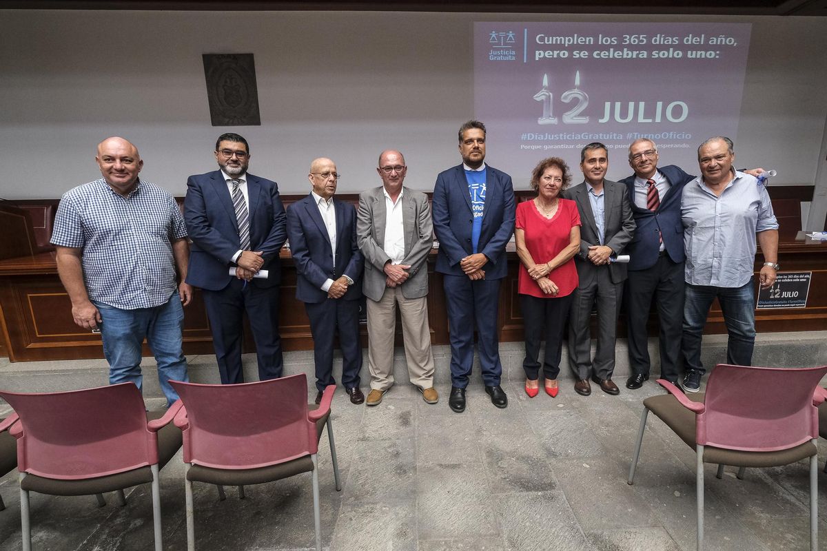 Foto de familia con los abogados homenajeados y representantes del Colegio de Abogados durante el acto.