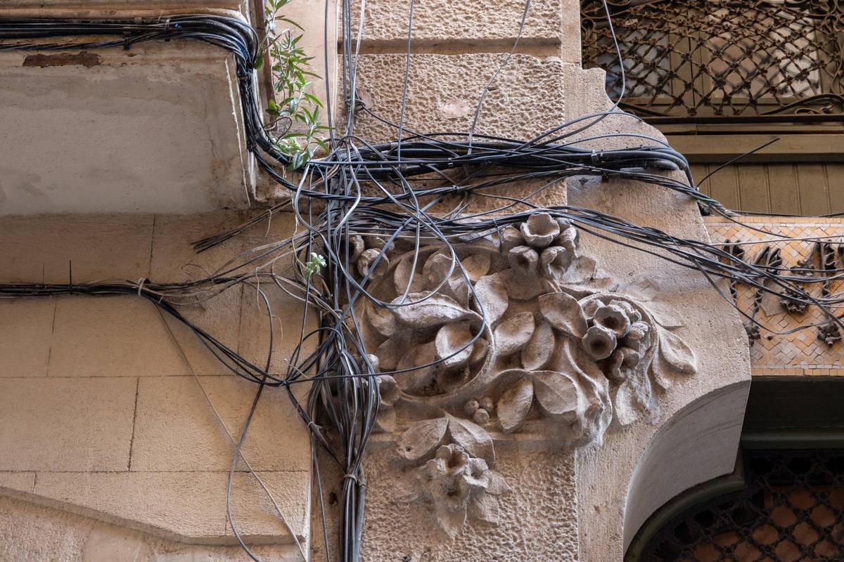 Barcelona trata de poner fin a las marañas de cables en las fachadas