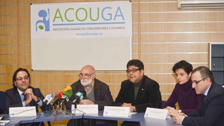 Pérez-Lema (izda.) junto al resto de la directiva de Acouga, ayer, en A Coruña.